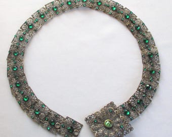 Cinturón vintage con paneles de filigrana y piedras verdes facetadas