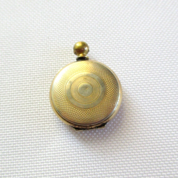 Vintage Small Round Engraved Locket Pendant Photo… - image 1