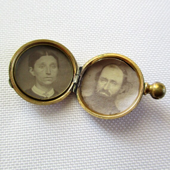 Vintage Small Round Engraved Locket Pendant Photo… - image 4
