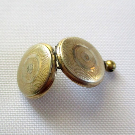 Vintage Small Round Engraved Locket Pendant Photo… - image 5