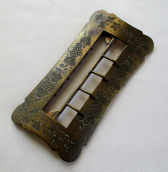 vintage gold grapes and leaves design  buckle belt Vintage Beautiful Gold Tone Grape Leaves Buckle On Beige  main image 4