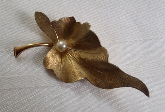 Vintage Krementz Pearl Leaf Brooch Gold Tone Metal - image 2