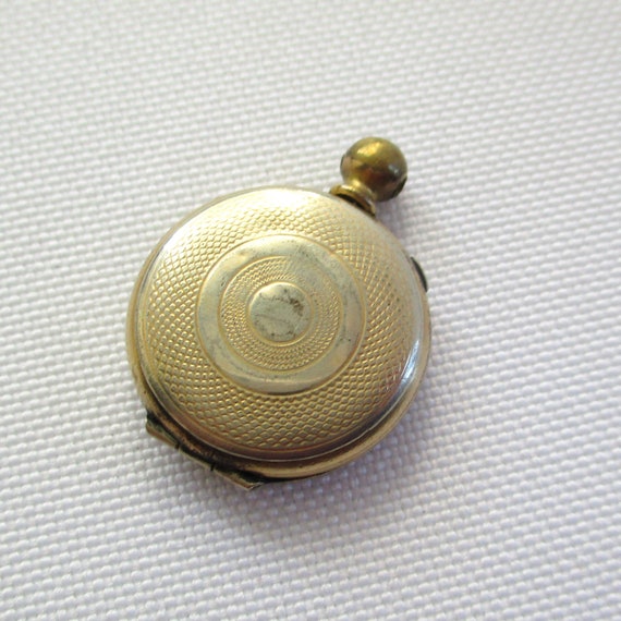 Vintage Small Round Engraved Locket Pendant Photo… - image 7