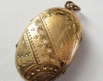 Vintage Oval Photo Locket Engraved Aesthetic Design