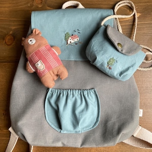 Mochila infantil hecha a mano con monedero y bonito osito de peluche / Conjunto único de cuatro piezas / Regalo para niña y niño / Detalles bordados