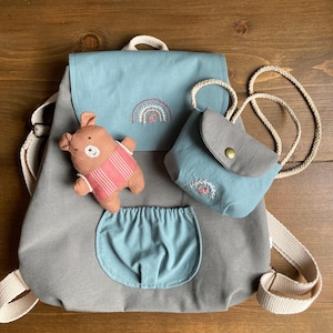 Mochila infantil hecha a mano con monedero y bonito osito de peluche / Conjunto único de cuatro piezas / Regalo para niña y niño / Detalles bordados