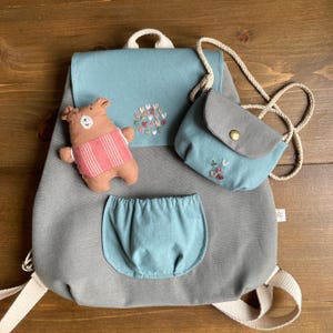 Mochila infantil hecha a mano con monedero y bonito osito de peluche / Conjunto único de cuatro piezas / Regalo para niña y niño / Detalles bordados