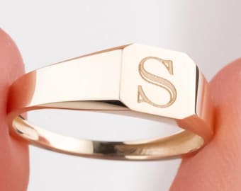 14k Solid Gold Initial Signet Ring, Personalized Gold Letter Ring, Minimalist Unisex Signet Ring, Custom Engraved Ring, Gift for Him or Her