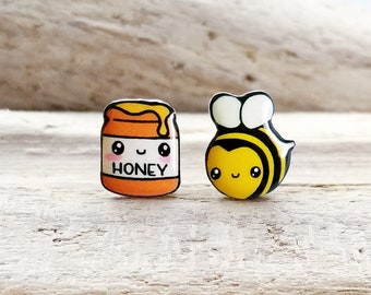 Bienen- und Honigglas-Ohrringe: Hypoallergene Stahlohrstecker, Schrumpfplastik und Harz, Geschenk für Naturliebhaber