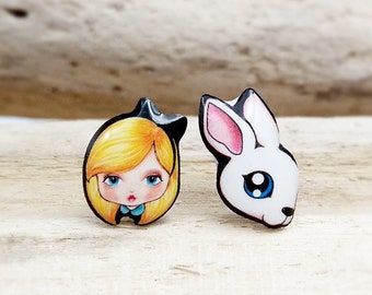 Alice im Wunderland und Rabbit Ohrringe: hypoallergene Stahl-Ohrstecker, Schrumpfplastik und Harz, Geschenk für Liebhaber klassischer Märchen