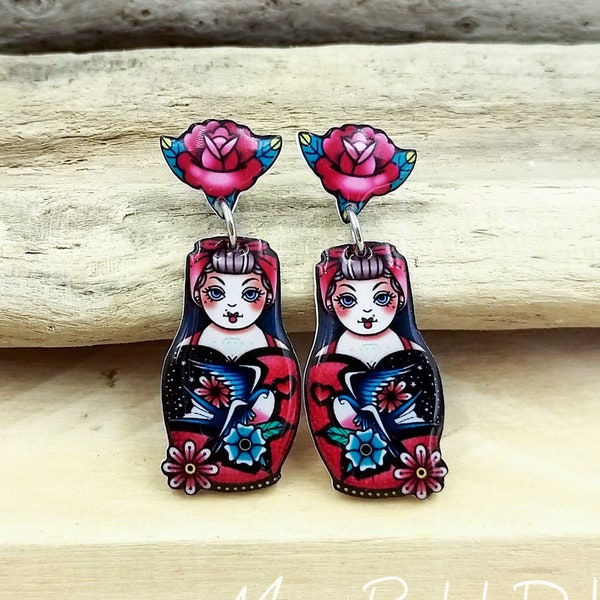 Pendientes colgantes muñeca Matrioska tattoo, rosa con perno acero hipoalergenico acrilico hecho a mano plastico retractil resina acrilico