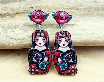 Pendientes colgantes muñeca Matrioska tattoo, rosa con perno acero hipoalergenico acrilico hecho a mano plastico retractil resina acrilico