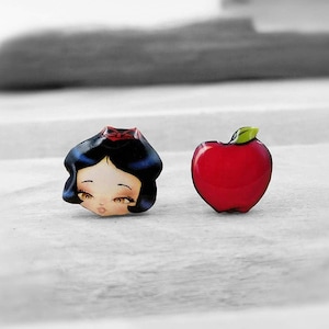 Pendientes asimétricos dispares perno Blanca Nieves y la manzana acero hipoalergenico hecho a mano con plastico retractil resina bisuteria