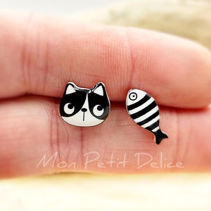 Gatto bianco e nero con pesciolino kawaii orecchini asimmetrici spaiati fatti a mano in resina di plastica termoretraibile anallergica in acciaio acrilico