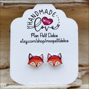 K&ouml;nnte beinhalten: Ein Paar Fuchs-Ohrstecker. Die Ohrringe sind aus Polymer Clay gefertigt und in Orange-, Rot- und Wei&szlig;t&ouml;nen bemalt. Die Ohrringe sind handgefertigt mit Liebe und auf Etsy erh&auml;ltlich.