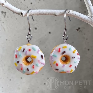 Weiß glasierte Donut Ohrringe | Handgemachte Kawaii Miniatur Essen Schmuck | Hypoallergener Edelstahl