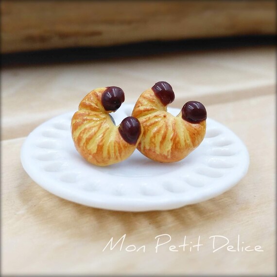 Pendientes perno cruasan chocolate acero quirurgico hipoalergenico comida miniatura hecho a mano pasta polimerica  fimo kawaii bisuteria