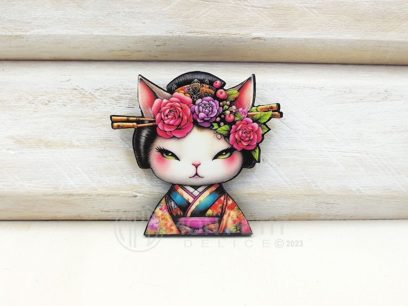 Geisha Katze Brosche, Katze Schmuck, Katzen Brosche, Katzen Anstecker, illustrierte Holz Brosche, Geburtstagsgeschenk, Geschenke für Katzenliebhaber, Laser Cut Katze Bild 6