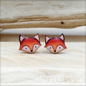 K&ouml;nnte beinhalten: Ein Paar Fuchs-Ohrringe mit orangefarbener und wei&szlig;er Farbe. Die Ohrringe sind aus Polymer Clay gefertigt und haben eine gl&auml;nzende Oberfl&auml;che.