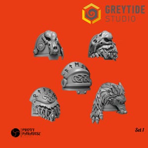 Puede incluir: Conjunto de cinco hombreras de plástico impresas en 3D para juegos de guerra en miniatura. Las hombreras presentan diferentes diseños, incluyendo una cabeza de lobo, una calavera y runas. El texto "Greytide Studio" y "Set 1" es visible en la imagen.