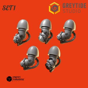 Op de afbeelding: Set van zes 3D-geprinte grijze robotarmen van plastic met kettingen en pijpen. De armen bevinden zich in verschillende poses en zijn klaar om te worden geschilderd. De set is gemarkeerd met "SET1".