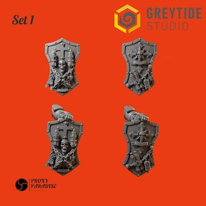 Könnte beinhalten: Satz von vier 3D-gedruckten Schilden mit einem Totenkopf- und Knochenkreuz-Design. Die Schilde sind grau und haben eine strukturierte Oberfläche. Die Schilde sind mit "Set 1" beschriftet.