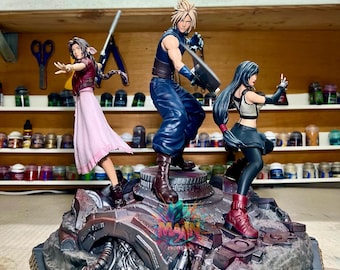 Könnte beinhalten: Ein detailliertes Figurenset mit mehreren Figuren, das drei Charaktere aus der Videospielserie Final Fantasy zeigt. Die Figuren stehen auf einer detaillierten, mehrstufigen Basis mit futuristischem Design. Die Basis besteht aus dunkelgrauem Material und weist eine Vielzahl von Texturen und Details auf. Die Figuren tragen alle ihre charakteristischen Outfits und sind in dynamischen Action-Posen dargestellt. Das Figurenset ist eine großartige Ergänzung für jede Fan-Sammlung.