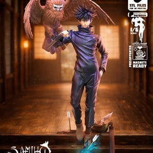 Puede incluir: Figura detallada de un personaje de la colección Samino Studios, sosteniendo un arma y acompañado por un gran búho. La figura está vestida con ropa oscura y se encuentra sobre una superficie de madera. La imagen incluye texto que dice "STL Files for 3D Printing" y "Available on Patreon".