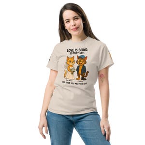 愛は盲目猫のウェディングTシャツ - AAROSTARの面白い漫画動物ユーモアTシャツ