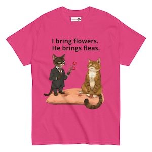 おもしろ猫の三角関係Tシャツ - 「私は花を持っていく。彼はノミを持ってくる。」 - 漫画猫Tシャツ - 猫好きへのギフト - ユニセックスシャツ