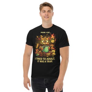 おもしろ猫Tシャツ - 「かわいそうな猫ちゃん、大人になろうとしたのに」 - 漫画風カオスユーモアTシャツ - 両親、猫好き、働きすぎの大人への贈り物