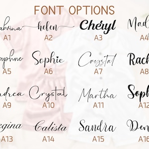 K&ouml;nnte beinhalten: Darstellung von 16 Schriftoptionen zur Personalisierung von Text. Jede Schriftart wird mit einem Namen wie "Sabrina" und "Cheryl" und einer Nummer angezeigt. Die Schriftarten variieren im Stil, von eleganten Skripten bis hin zu k&uuml;hnen, modernen Designs. Der Hintergrund zeigt ein rosa und wei&szlig;es Kleidungsst&uuml;ck.