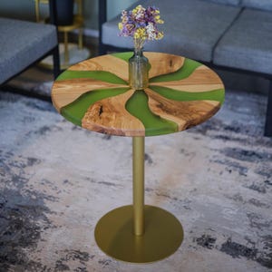 Grüner Epoxidharz-Tisch, runder kleiner Beistelltisch, Naturholzharz-Möbel, handgefertigter rustikaler Couchtisch, Akzent-Sofa-Beistelltisch