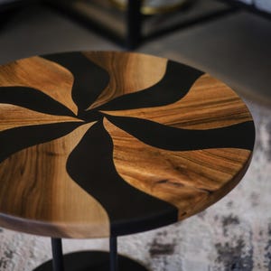 Kleiner runder Couchtisch, niedriger Holz-Beistelltisch, runder Akzent-Epoxid-Couchtisch, rustikaler Beistelltisch aus Naturholz, Wohnzimmertisch aus Harz