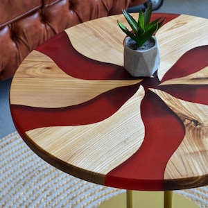 Roter niedriger Couchtisch aus Harz, niedriger Couchtisch aus Holz, runder Couchtisch mit Metalltischbeinen, kleiner Wohnzimmertisch, handgefertigte Möbel