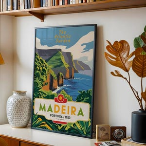 Cartel publicitario de viajes de estilo vintage de los años 50 de las Islas Madeira, descarga digital, arte mural, decoración del hogar, estética retro de mediados de siglo.