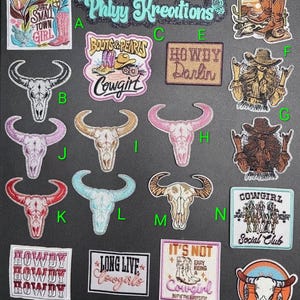 Puede incluir: Una colección de parches bordados con varios diseños de temática western, incluyendo cráneos de vaca en varios colores, botas de vaquero, sombreros y textos como Just a Small Town Girl, Howdy Darlin, Cowgirl Social Club y Long Live Cowgirls.