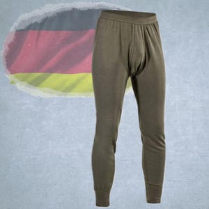 Könnte beinhalten: Eine weiße Keramiktasse mit schwarzem Henkel und dem Text "But First, Coffee" in handschriftlichem Stil. Die Tasse steht auf einer weißen Oberfläche. Die Tasse ist etwa 10 cm hoch.