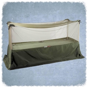 Op de afbeelding: Een groen campingbed met een gaasbaldakijn. Het bed heeft een geritst rokje rond de onderkant.