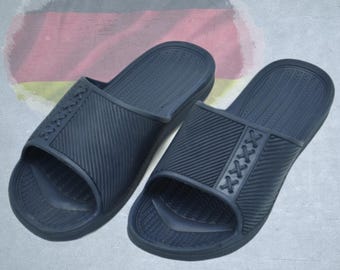 Vintage militaire sandalen van de Bundeswehr – Originele PVC-slippers van het Duitse leger en de marine, militair surplus schoeisel.