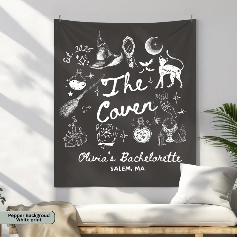 Puede incluir: Un tapiz negro con ilustraciones y texto en blanco. El dise&ntilde;o incluye un sombrero de bruja, un espejo, una luna, un gato, botellas de pociones, una escoba y las palabras "The Coven" y "Olivia's Bachelorette, Salem, MA."