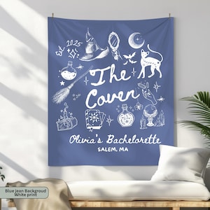 Puede incluir: Un tapiz azul vaquero con ilustraciones y texto en blanco. El dise&ntilde;o incluye un sombrero de bruja, espejo, luna, gato, botellas de poci&oacute;n, escoba y las palabras "The Coven" y "Olivia's Bachelorette, Salem, MA."