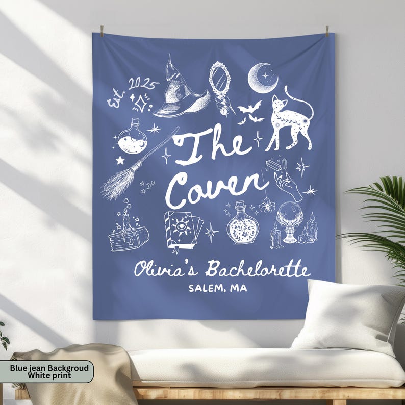 Puede incluir: Un tapiz azul vaquero con ilustraciones y texto en blanco. El dise&ntilde;o incluye un sombrero de bruja, espejo, luna, gato, botellas de poci&oacute;n, escoba y las palabras "The Coven" y "Olivia's Bachelorette, Salem, MA."