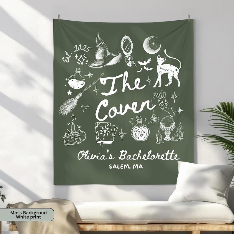 Puede incluir: Un tapiz verde musgo con ilustraciones blancas de elementos tem&aacute;ticos de brujas, incluyendo un sombrero, espejo, luna, gato y botellas de pociones. Tambi&eacute;n se muestra el texto "The Coven" y "Olivia's Bachelorette, Salem, MA".