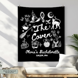 Puede incluir: Tapiz negro con ilustraciones blancas de elementos tem&aacute;ticos de brujas, incluyendo un sombrero, espejo, luna, gato y botellas de pociones. El texto dice "The Coven" y "Olivia's Bachelorette, Salem, MA."