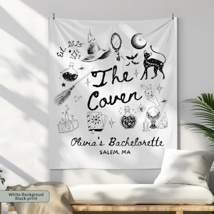 Puede incluir: Tapiz blanco con ilustraciones negras de elementos tem&aacute;ticos de brujas. Presenta un sombrero de bruja, espejo, gato, escoba, botellas de pociones y el texto "The Coven" y "Olivia's Bachelorette, Salem, MA".