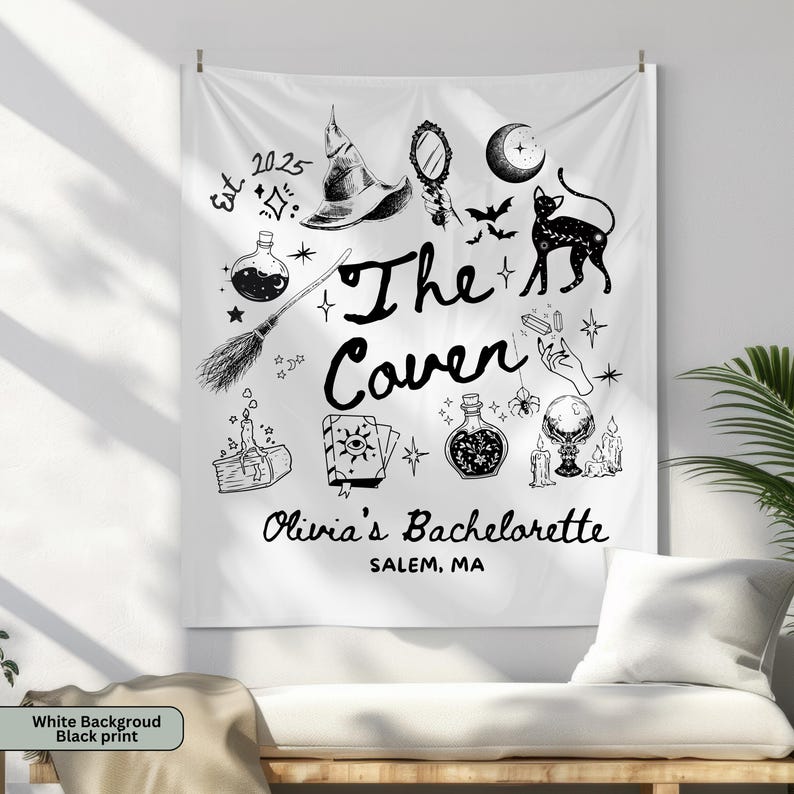 Puede incluir: Tapiz blanco con ilustraciones negras de elementos tem&aacute;ticos de brujas. Presenta un sombrero de bruja, espejo, gato, escoba, botellas de pociones y el texto "The Coven" y "Olivia's Bachelorette, Salem, MA".