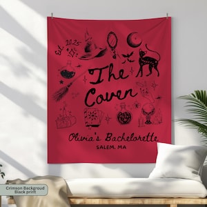 Puede incluir: Tapiz carmes&iacute; con ilustraciones negras de elementos tem&aacute;ticos de brujas. Presenta un sombrero de bruja, espejo, gato y el texto "The Coven" y "Olivia's Bachelorette, Salem, MA". Incluye una escoba, botellas de pociones y una bola de cristal.