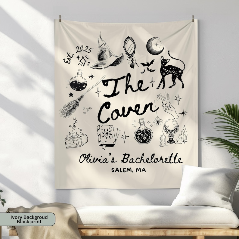 Puede incluir: Tapiz de color marfil con ilustraciones negras de elementos tem&aacute;ticos de brujas, incluyendo un sombrero, espejo, gato y escoba. El texto dice "The Coven" y "Olivia's Bachelorette, Salem, MA."