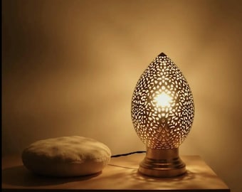 Lámpara de mesa de latón perforado a mano, iluminación de filigrana marroquí, decoración artesanal.